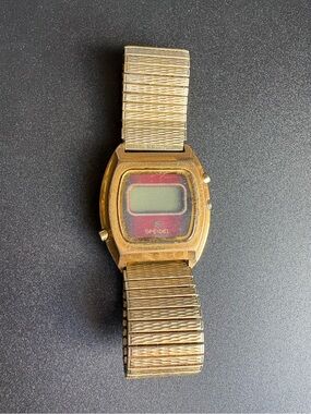 Spiedel Men’s vintage retro style gold/red wristwatch with expandable wristband